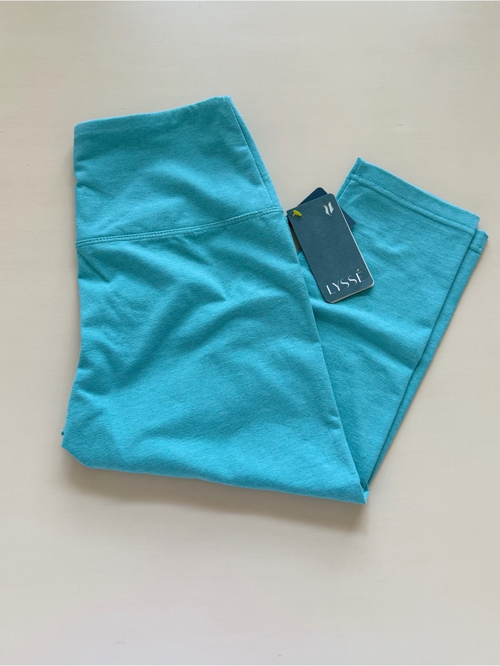 Lyssé Fit 360° Smoothing Capri leggings. NWT